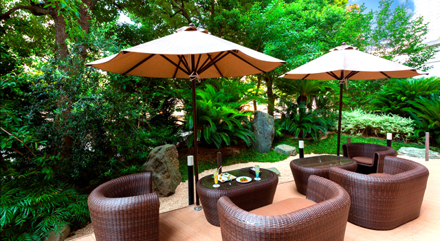 ガーデンテラスの犬の置物の画像