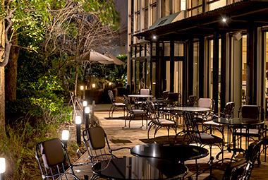 ライトアップされた夜のガーデンテラスの画像