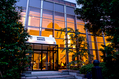 ライトアップされた夜のガーデンテラス外観の画像